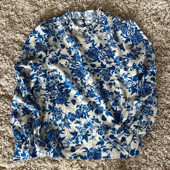 NWOT Floral Blue and White Women's Top - Picture 3 of 8